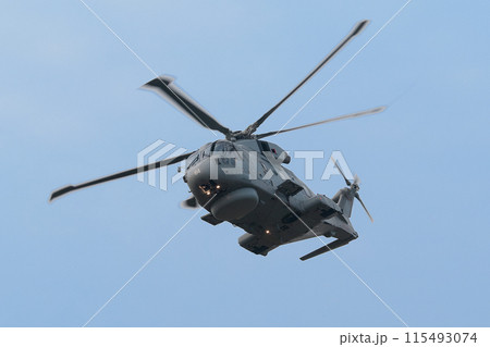 頭上のイギリス海軍マーリンHM.1対潜哨戒ヘリ 頭上のイギリス海軍マーリンHM.1対潜哨戒ヘリ 115493074