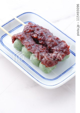 蓬を使った草餅で作った緑色のおだんごに、こしあんをたっぷり載せた、よもぎ団子 蓬を使った草餅で作った緑色のおだんごに、こしあんをたっぷり載せた、よもぎ団子 115493096
