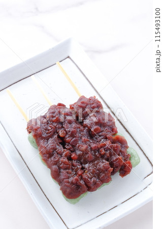 蓬を使った草餅で作った緑色のおだんごに、こしあんをたっぷり載せた、よもぎ団子 蓬を使った草餅で作った緑色のおだんごに、こしあんをたっぷり載せた、よもぎ団子 115493100