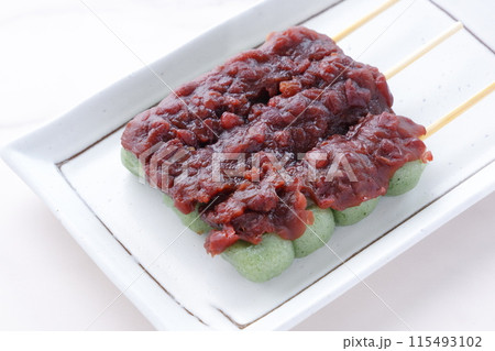 蓬を使った草餅で作った緑色のおだんごに、こしあんをたっぷり載せた、よもぎ団子 115493102