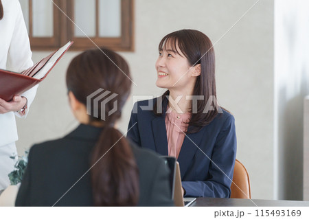 オフィスで働くビジネスマンたち(女性のみ) オフィスで働くビジネスマンたち(女性のみ) 115493169