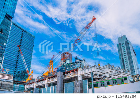 日本の東京都市景観 6月・渋谷駅や再開発工事、右側に向いた大型クレーンなどを望む＝12日 115493284