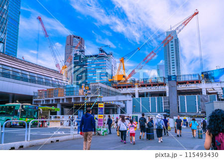 日本の東京都市景観 朝、復活インバウンド…アジア系の外国人らも目立つ。奥は渋谷駅や再開発工事…＝6月 115493430