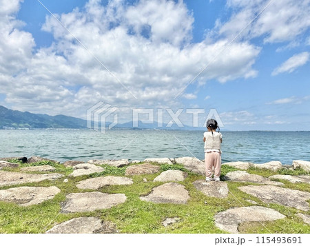 大津湖岸なぎさ公園を眺める子ども 大津湖岸なぎさ公園を眺める子ども 115493691