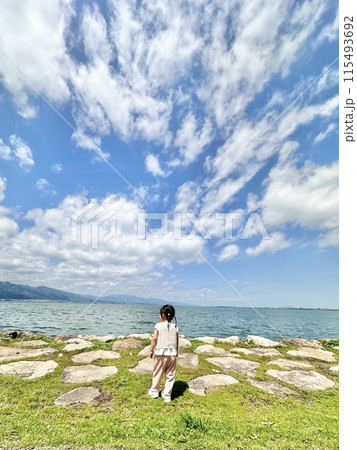 大津湖岸なぎさ公園を眺める子ども 115493692