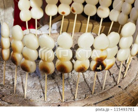 屋台の串焼きだんご 115493701
