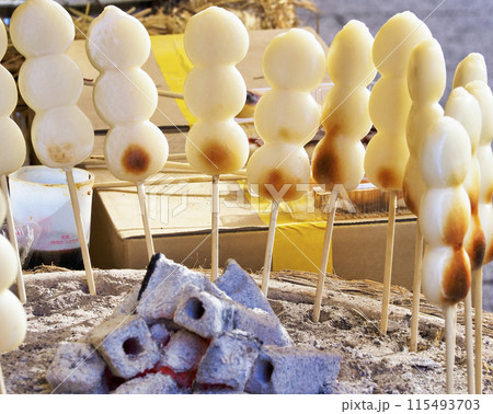 屋台の串焼きだんご 115493703