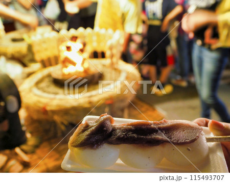 屋台の串焼きだんご 115493707