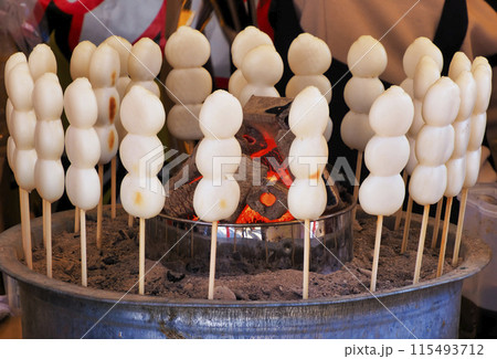屋台の串焼きだんご 115493712