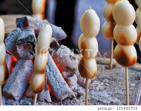 屋台の串焼きだんご 115493714