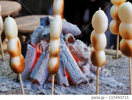 屋台の串焼きだんご 115493715