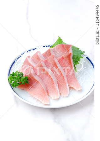 よく脂がのって美味しそうなブリの刺身 よく脂がのって美味しそうなブリの刺身 115494445