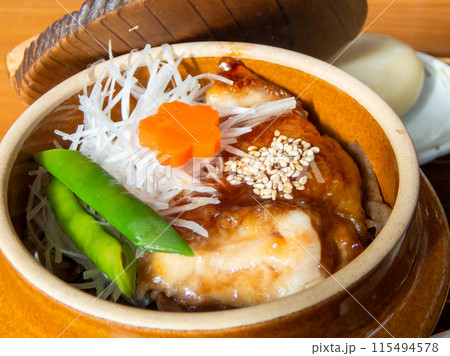 風味豊かで味わい深い鳥の釜めし 115494578