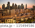 ホテルから眺める夕暮れの街並み 115494586