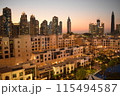 ドバイの夕暮れの町並みをホテルから見下ろした様子 115494587