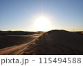 朝日の昇る砂漠 115494588