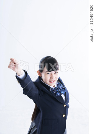 女子中学生 白バック ポートレート ガッツポーズ 女子中学生 白バック ポートレート ガッツポーズ 115494620