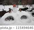 大雪の日、小さなかまくらをつくりミニチュアの動物たちを並べた写真 115494646