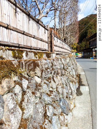 趣深い奥多摩の古い石垣の景色 115494654