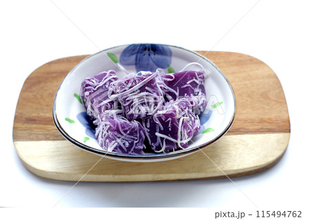 Steam purple sweet potato cake. Thai Desserts. 115494762