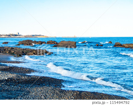 すがすがしい波打ち際の景色　夕方の海岸 115494792