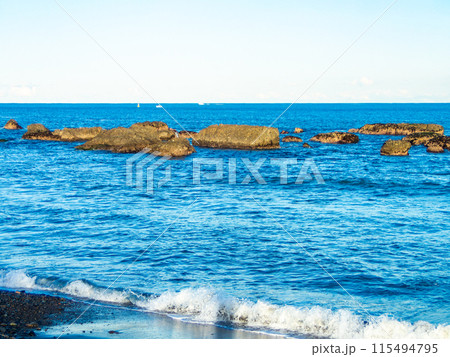 すがすがしい波打ち際の景色 夕方の海岸 すがすがしい波打ち際の景色 夕方の海岸 115494795
