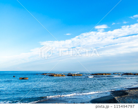 すがすがしい波打ち際の景色　夕方の海岸 115494797