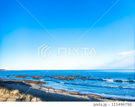 すがすがしい波打ち際の景色　夕方の海岸 115494798