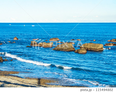 すがすがしい波打ち際の景色　夕方の海岸 115494802