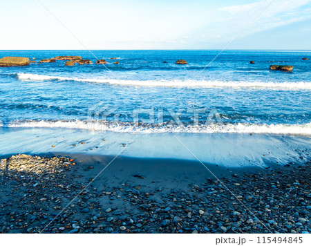 すがすがしい波打ち際の景色　夕方の海岸 115494845