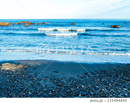 すがすがしい波打ち際の景色 夕方の海岸 すがすがしい波打ち際の景色 夕方の海岸 115494849