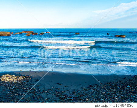 すがすがしい波打ち際の景色 夕方の海岸 すがすがしい波打ち際の景色 夕方の海岸 115494850