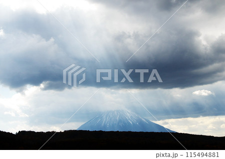 光芒照らす羊蹄山 115494881