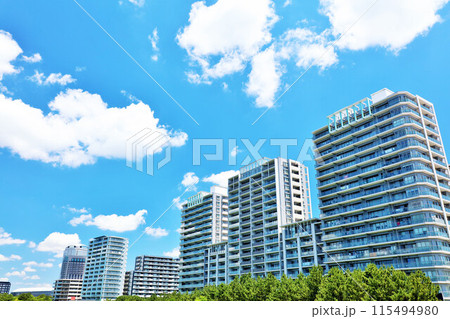 千葉県　海浜幕張　爽やかな青空とマンション 115494980