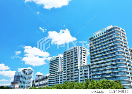 千葉県　海浜幕張　爽やかな青空とマンション 115494983