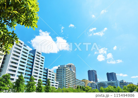 千葉県　海浜幕張　爽やかな青空とマンション 115494986