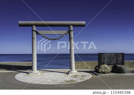 函館 木古内 みそぎ浜の白い鳥居 函館 木古内 みそぎ浜の白い鳥居 115495396