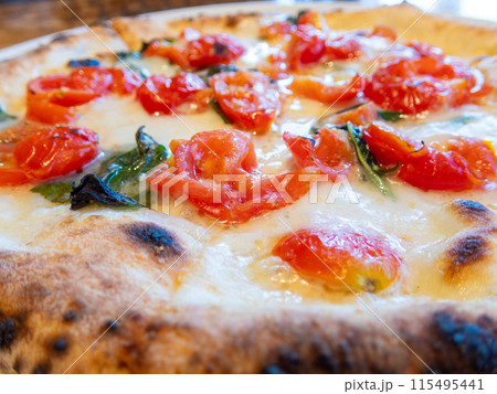 美味しいトマトとチーズのピザ 115495441