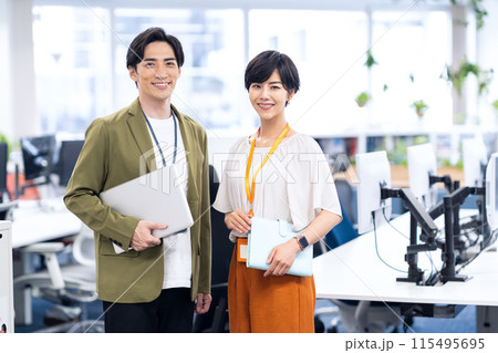 オフィスで打ち合わせをする若い男女のエンジニア 115495695