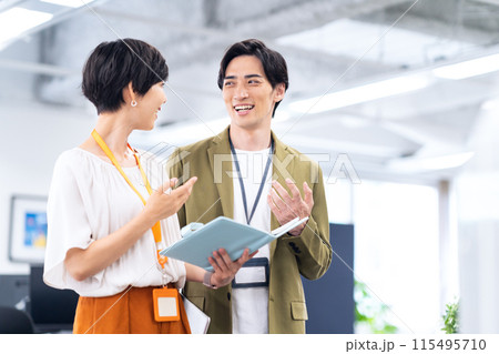オフィスで打ち合わせをする若い男女のエンジニア 115495710
