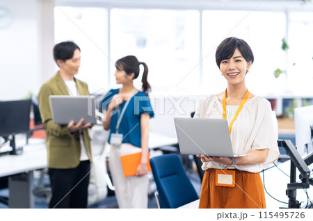 オフィスで打ち合わせをする若い男女のエンジニア オフィスで打ち合わせをする若い男女のエンジニア 115495726