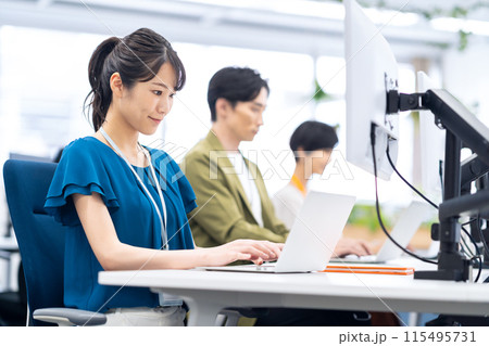 オフィスで打ち合わせをする若い男女のエンジニア 115495731