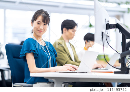 オフィスで打ち合わせをする若い男女のエンジニア 115495732