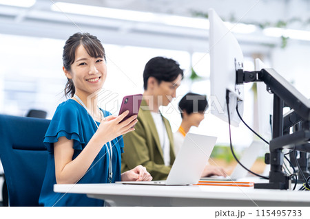 オフィスで打ち合わせをする若い男女のエンジニア 115495733