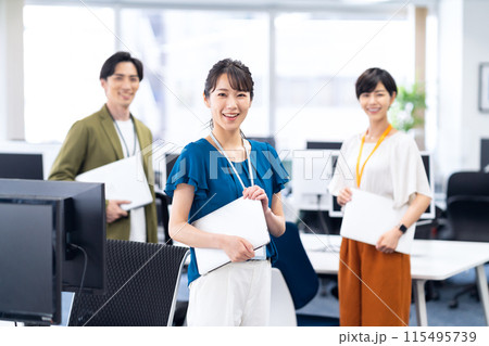 オフィスで打ち合わせをする若い男女のエンジニア オフィスで打ち合わせをする若い男女のエンジニア 115495739