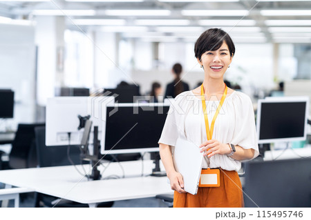 オフィスで働く若い女性のエンジニア オフィスで働く若い女性のエンジニア 115495746
