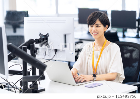 オフィスで働く若い女性のエンジニア オフィスで働く若い女性のエンジニア 115495756