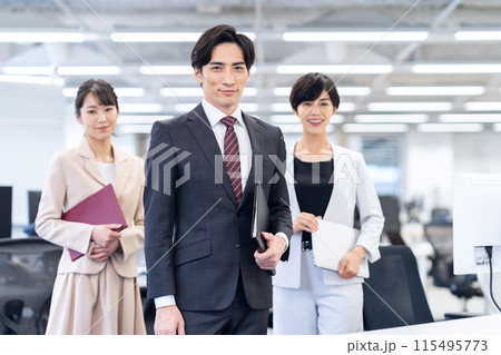 オフィスで働く男女のビジネスマン 115495773