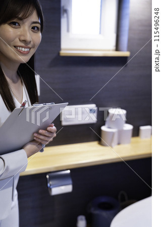 モデルルームを案内する女性スタッフ 115496248