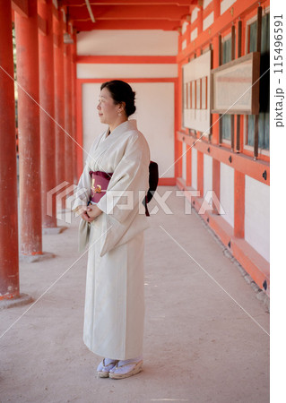 鳥居をくぐる着物の女性 115496591